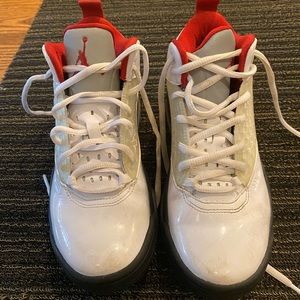 Jordans boys size 4 basketball shoes